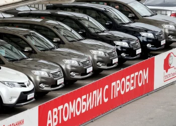 Used Toyota cars at a Russian dealership, highlighting trade-in options and export potential.