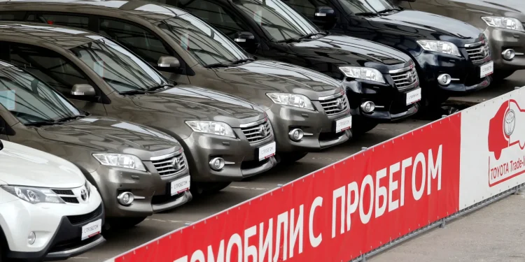 Used Toyota cars at a Russian dealership, highlighting trade-in options and export potential.