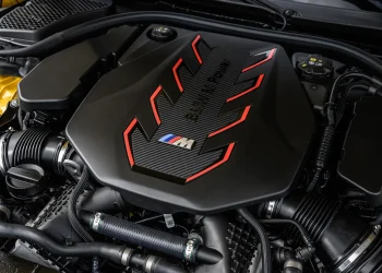 BMW Defies EV Transition: V8 and V12 Engines Remain Central to Its Strategy