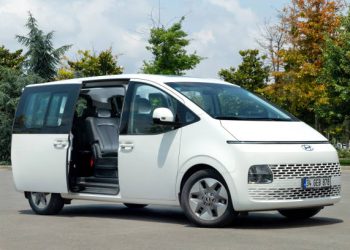 2024 Hyundai Staria: A Futuristic Minivan with Innovation, Comfort, and Performance
